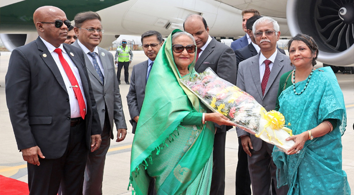 বঙ্গবন্ধুকন্যা প্রধানমন্ত্রী শেখ হাসিনা ভারতের প্রধানমন্ত্রী হিসেবে নরেন্দ্র মোদির শপথ গ্রহণ অনুষ্ঠানে যোগ দিতে শনিবার (৮ জুন ২০২৪) নয়াদিল্লির পালাম বিমানবন্দরে পৌছালে ভারতে নিযুক্ত বাংলাদেশের হাইকমিশনার মোস্তাফিজুর রহমান ও তাঁর স্ত্রী প্রধানমন্ত্রীকে ফুল দিয়ে স্বাগত জানান।