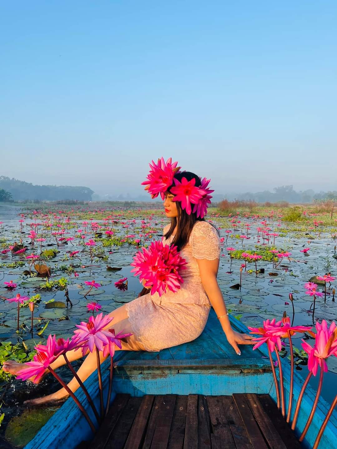 ফুলের সুবাসে মাতোয়ারা মন, মডেল: সামিয়া ইসলাম