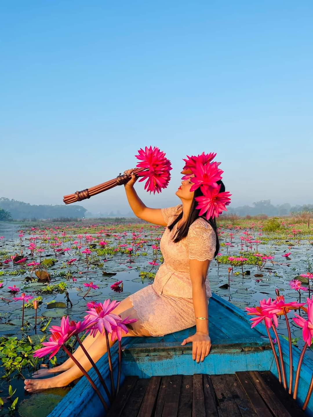 ফুলের সুবাসে মাতোয়ারা মন, মডেল: সামিয়া ইসলাম