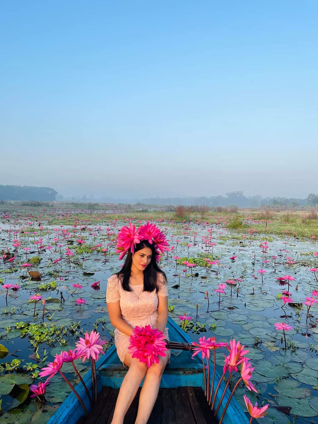 ফুলের সুবাসে মাতোয়ারা মন, মডেল: সামিয়া ইসলাম