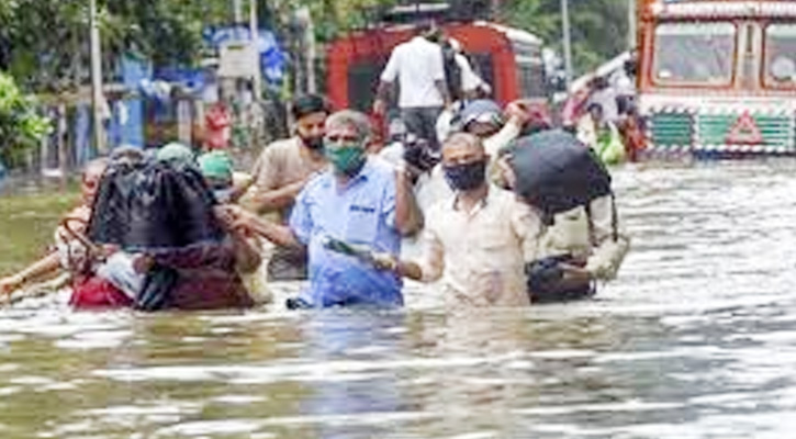 বিপর্যস্ত মুম্বাই;  ভারি বর্ষণে বাতিল অর্ধশতাধিক ফ্লাইট, স্কুল-কলেজ বন্ধ