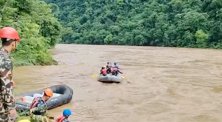 নেপালে নদীতে পড়া বাস যাত্রীদের বেঁচে থাকার আশা নেই