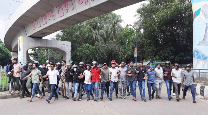 মিছিল নিয়ে ঢাবিতে ঢুকছে ছাত্রলীগ নেতাকর্মীরা