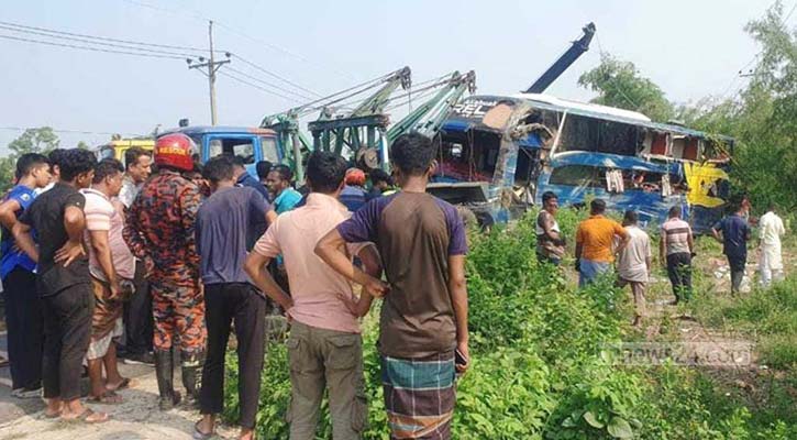 চৌদ্দগ্রামে নিয়ন্ত্রণ হারিয়ে বাস খাদে, নিহত ৫