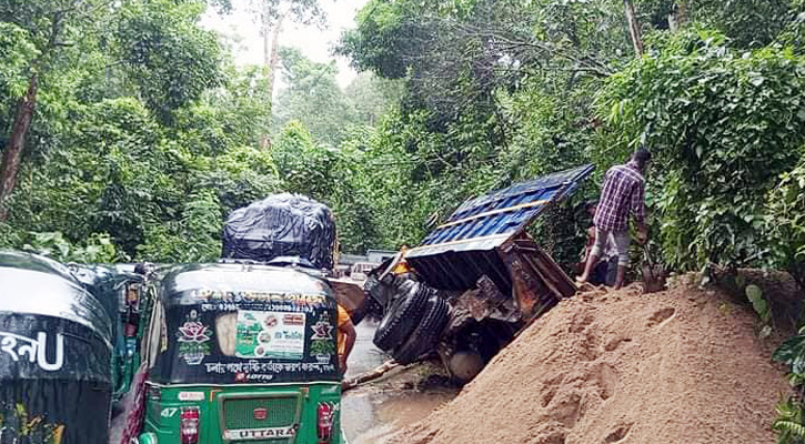 কমলগঞ্জের লাউয়াছড়ায় পাহাড় ধস, যান চলাচল বন্ধ