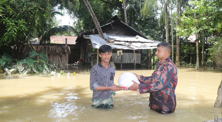 বাঘাইছড়ি বন্যার্ত পরিবারে মাঝে  খাদ্য সামগ্রী বিতরণ করেন