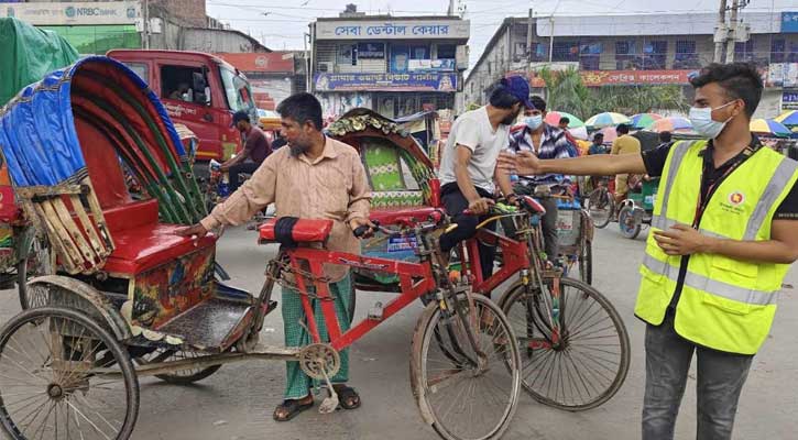 যানজট নিরসনে শতাধিক শিক্ষার্থী ও স্বেচ্ছাসেবীর দায়িত্ব পালন