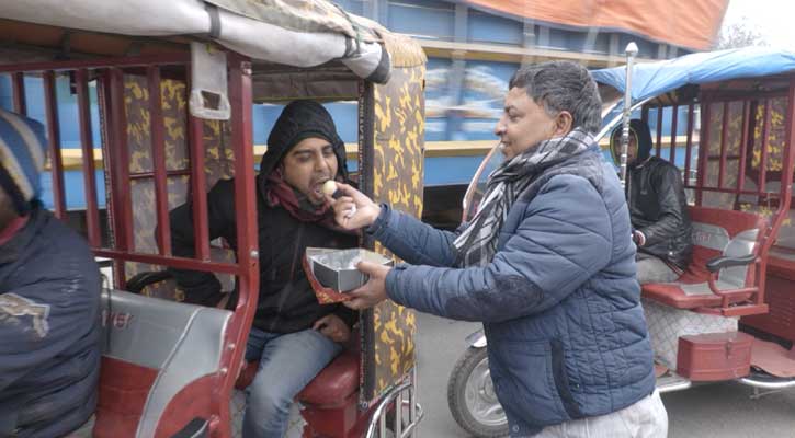 স্বাস্থ্যমন্ত্রী হিসেবে ডা. সামন্ত লাল সেন‍‍`কে দায়িত্ব দেয়ায় পঞ্চগড়ে মিষ্টি বিতরণ