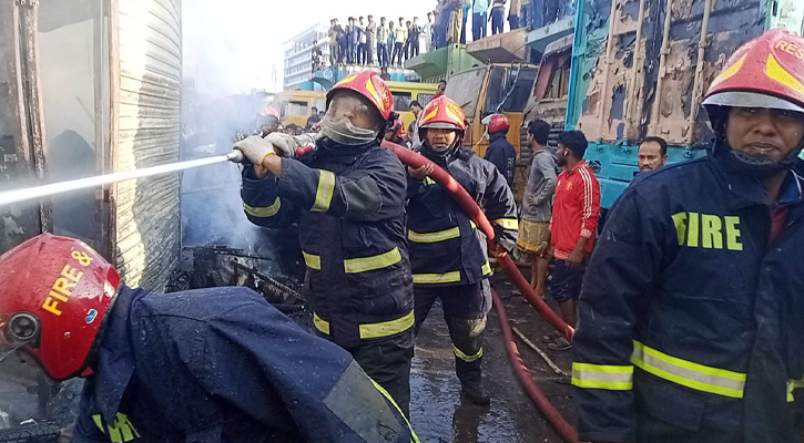 ট্রাকস্ট্যান্ডে গ্যারেজের আগুন নিয়ন্ত্রণে