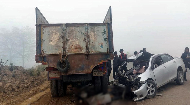 ট্রাক ও প্রাইভেট কারের সংঘর্ষে একই পরিবারের চারজন নিহত