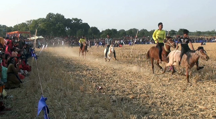 ঐতিহ্যবাহী ঘৌড়দৌড় প্রতিযোগিতায় গ্রামে উৎসবের আমেজ