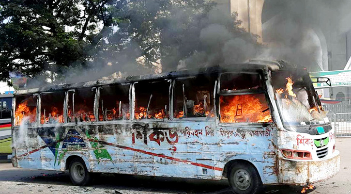 বায়তুল মোকাররমের দক্ষিণ গেটে চলন্ত বাসে আগুন