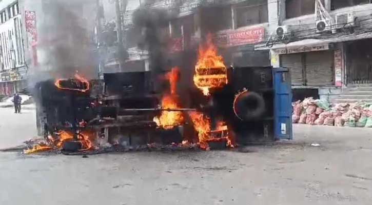 রাজধানীতে সেনাবাহিনীর গাড়ি ও পুলিশের লেগুনায় আগুন