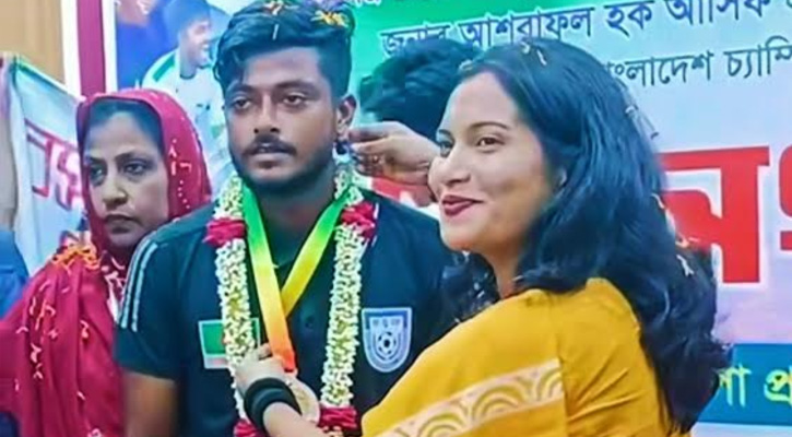 ঈশ্বরগঞ্জে সাফজয়ী অধিনায়ক আসিফকে উপজেলা প্রশাসনের সংবর্ধনা