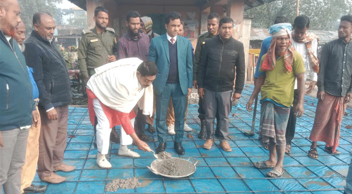 ক্রেতা-বিক্রেতাদের দুর্ভোগ নিরসনে সতীহাটের গোহাটিতে আরসিসি ঢালাই কাজের উদ্বোধন