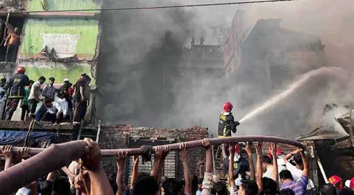 ইসলামবাগে একটি ভবনে আগুন, নিয়ন্ত্রণে ফায়ার সার্ভিসের ৮ ইউনিট