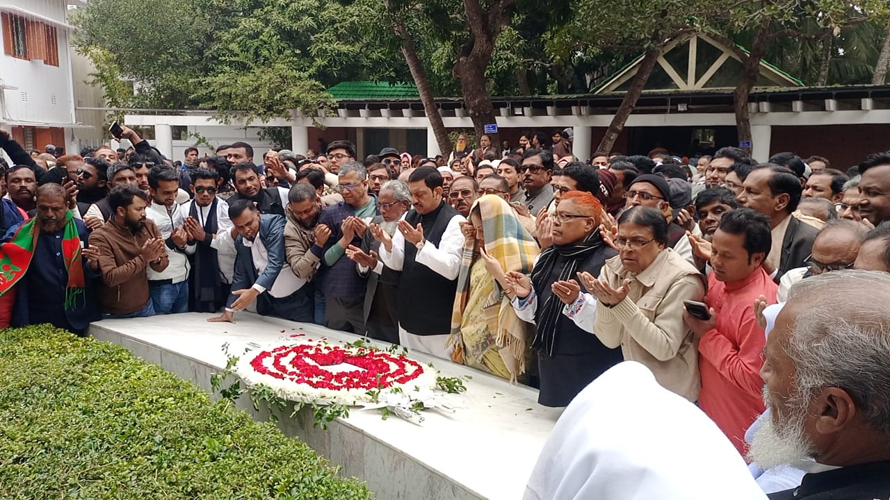 বঙ্গবন্ধুর সমাধিতে নবনির্বাচিত এমপি লাবু চৌধুরীর শ্রদ্ধা নিবেদন