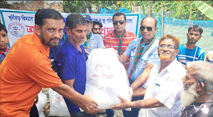 বাগেরহাটে  ঘূর্ণিঝড়ে ক্ষতিগ্রস্তদের মাঝে খাদ্য সহায়তা বিতরণ