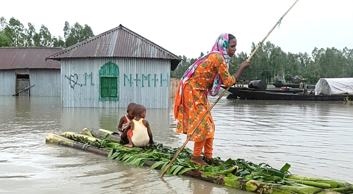 কুড়িগ্রামে বন্যার পানিতে ঘরবাড়ি তলিয়ে যাওয়ায় দুর্ভোগে পড়েছেন মানুষজন