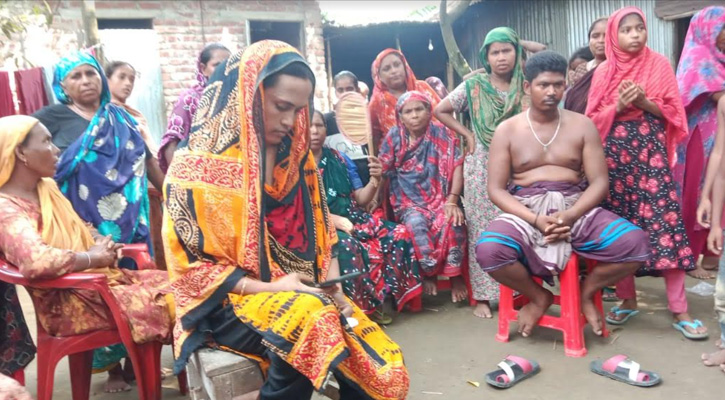 রাজবাড়ীতে স্ত্রীর মর্যাদা চেয়ে দুই সন্তানের জননীর বর্তমান স্বামীর বাড়ীতে অনশন