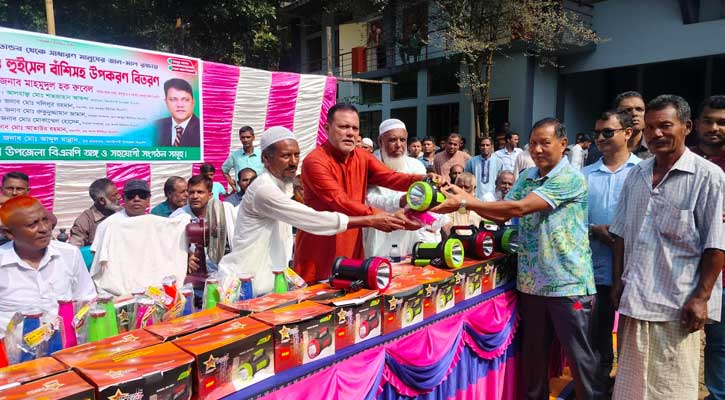 শেরপুর পাহাড়ে বন্য হাতির তাণ্ডব ঠেকাতে সার্চ লাইট বিতরণ 