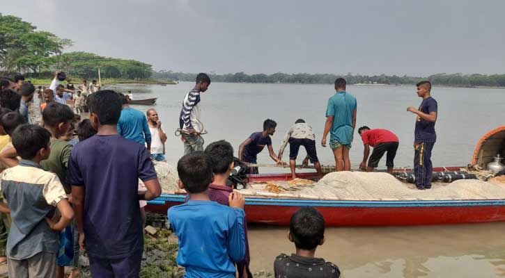 নলছিটিতে বরগুনাগামী লঞ্চের ধাক্কায় নৌকাডুবি, মাদ্রাসাছাত্র নিখোঁজ