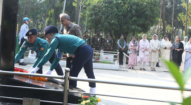 সামরিক কবরস্থানে স্বরাষ্ট্র উপদেষ্টা, তিন বাহিনী প্রধানের শ্রদ্ধা