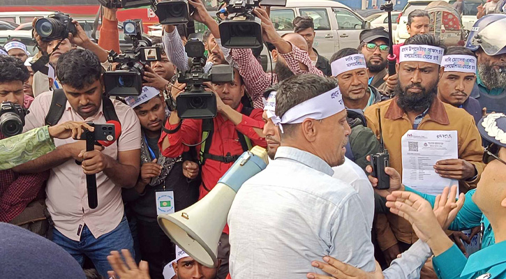 আন্দোলনকারীদের কারওয়ান বাজার মোড় থেকে সরিয়ে দিলো পুলিশ