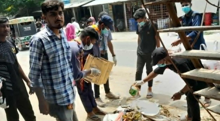 নিয়ামতপুরে রাস্তার ময়লা পরিষ্কারে নেমেছে রোভার স্কাউট সদস্যরা