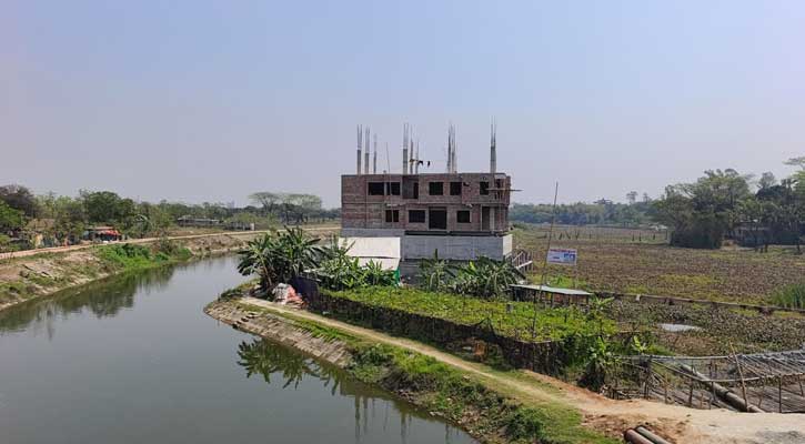 আদালতের নিষেধাজ্ঞা উপেক্ষা করে জোর পুর্বক বাড়ি নির্মান, বাধা দেয়ায় হুমকি