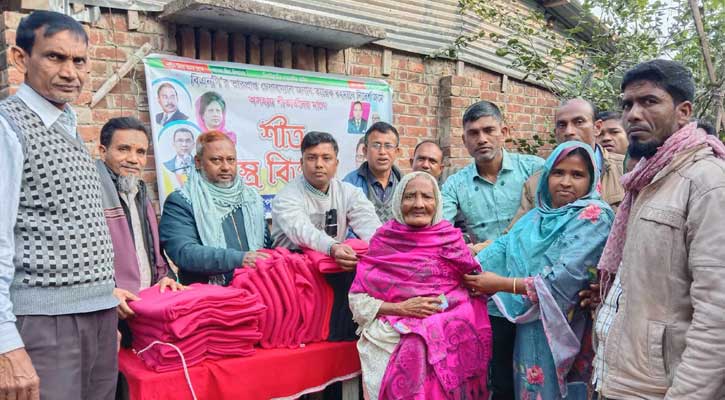 নওগাঁর মান্দায় মাসব্যাপী কর্মসূচির অংশ হিসেবে শীতবস্ত্র বিতরণ