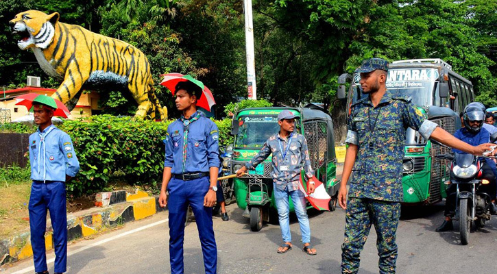 সড়কে এখনো ট্রাফিকের দায়িত্বে শিক্ষার্থীরা