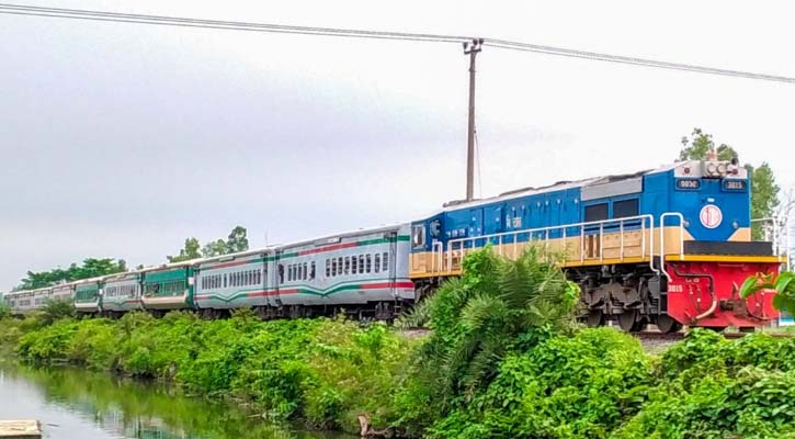 ইঞ্জিন বিকল হয়ে সান্তাহার-পঞ্চগড় রুটে এক ঘন্টার রেল যোগাযোগ বন্ধ