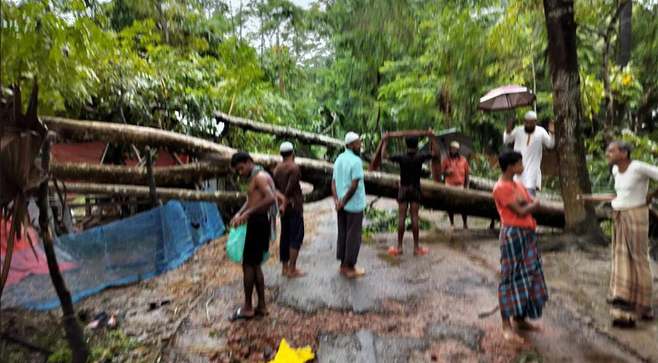 বাউফলে হঠাৎ ঘূর্ণিঝড়ে ব্যাপক ক্ষয়-ক্ষতি