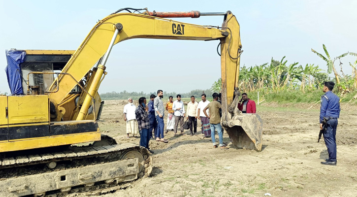 ফসলি জমিতে পুকুর খননের দায়ে জরিমানা ও ভেকু জব্দ