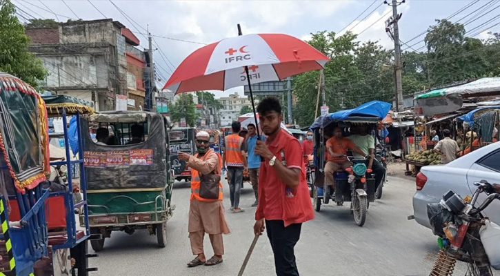 ট্রাফিক পুলিশের দায়িত্ব পালন করছেন নওগাঁর ইসলামি আন্দোলন ও রেড ক্রিসেন্ট এর কর্মীরা