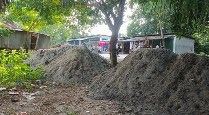 গুচ্ছগ্রামে সরকারি জায়গা দখল করে দোকান