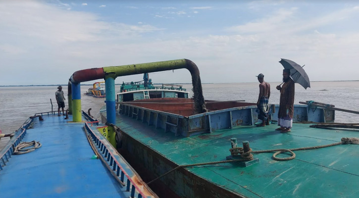 বালুমহালের নির্দিষ্ট সীমানার বাইরে থেকে অবৈধভাবে বালু তুলছেন ঠিকাদার