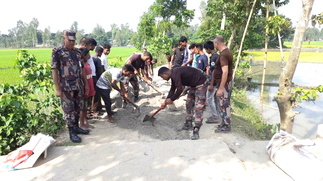 রৌমারীতে বিজিবি ও ছাত্র-জনতার রাস্তা সংস্কার, স্বেচ্ছাশ্রমে স্বস্তি ফিরলো চলাচলে