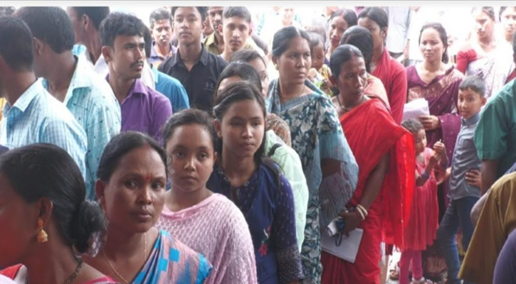 ঠাকুরগাঁওয়ে পাসপোর্ট অফিসে উপচে পড়া ভিড়, কাঙ্ক্ষিত সেবা দিতে হিমশিম