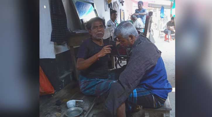 ধনবাড়ীতে টুল - পিঁড়িতে বসে চুল দাড়ি কাটার নাপিত‍‍`রা ভালো নেই