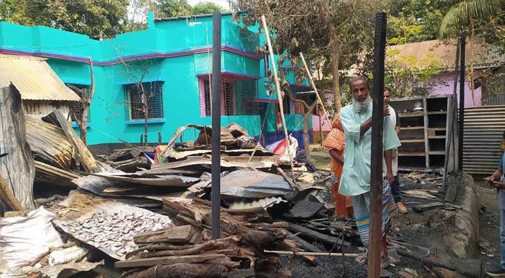 তিতাসে অগ্নিকাণ্ডে ক্ষতিগ্রস্ত পরিবারের পাশে নগদ অর্থ দিয়ে পাশে দাঁড়ালেন শিল্পপতি নাজমুল হাসান