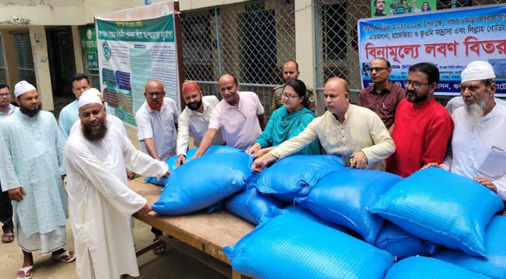 গুরুদাসপুরে চামড়া সংরক্ষণে বিভিন্ন ধর্মীয় প্রতিষ্ঠানে লবণ বিতরণ