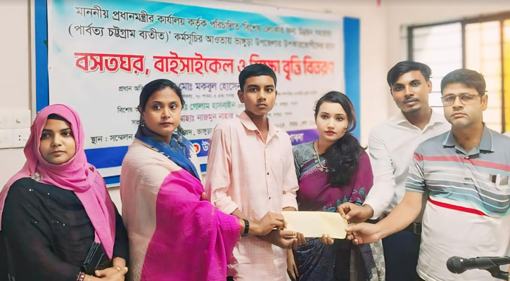 ভাঙ্গুড়ায় শিক্ষার্থীদের মাঝে শিক্ষা বৃত্তি ও বাইসাইকেল বিতরণ