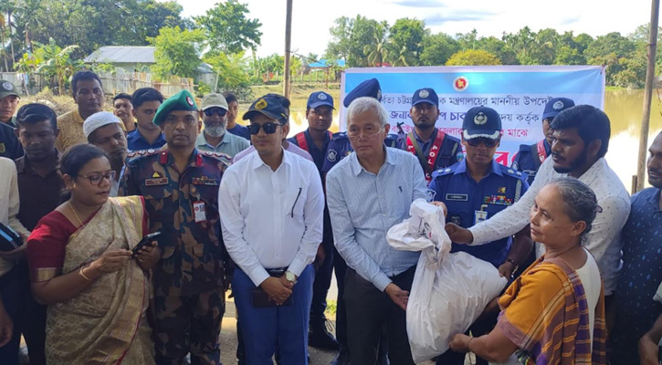 পার্বত্য উপদেষ্টার সফর ও বন্যায় ক্ষতিগ্রস্থ পরিবারের মাঝে ত্রানসামগ্রী বিতরণ