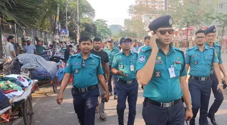 রমজানে ফুটপাত দখলমুক্ত রাখতে নিউমার্কেট থানা পুলিশের অভিযান