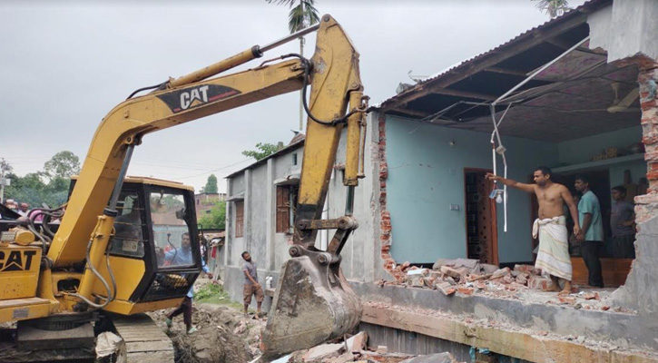 সুন্দরগঞ্জে মডেল মসজিদের জায়গায় অবৈধ স্থাপনা উচ্ছেদ