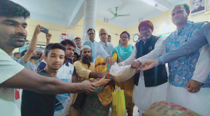 গুরুদাসপুরে হুইল চেয়ার, চেক ও কৃষি উপকরণ বিতরণ