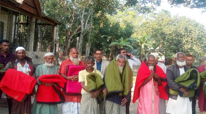 সুন্দরগঞ্জের দূর্গম চরে শীতবস্ত্র বিতরণ