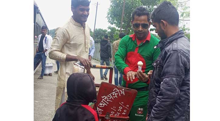 ২০ বছর ধরে আইসক্রিম বিক্রি করে সংসার চালাচ্ছেন শহিদুল ইসলাম